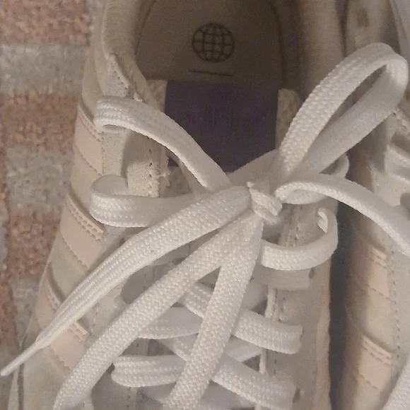 Adidas tenny shoes - Picture 4 of 4